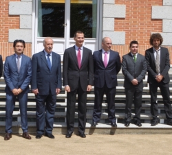 Fotografía de grupo de Su Alteza Real el Príncipe de Asturias con el selecionador Nacional y los periodistas autores de la biografía de Vicente del Bo
